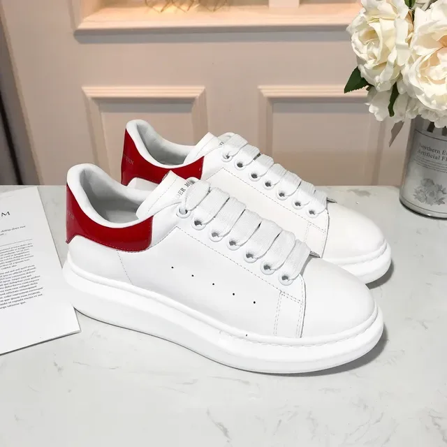 Alexander McQueen حذاء oversized أبيض وأحمر باترنت أسلوب الحياة حذاء 3