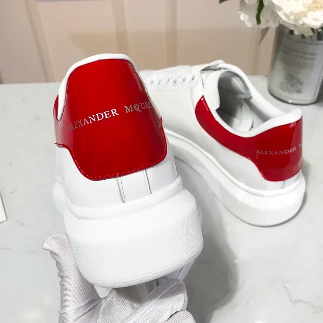 Alexander McQueen حذاء oversized أبيض وأحمر باترنت أسلوب الحياة حذاء 4