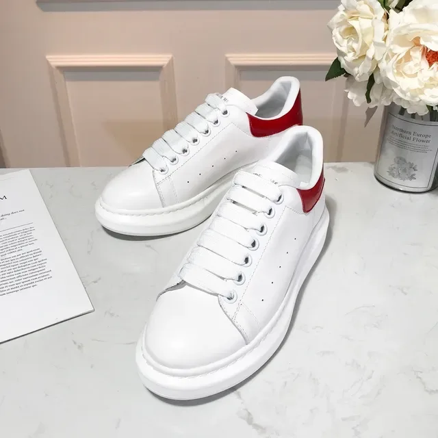 Alexander McQueen حذاء oversized أبيض وأحمر باترنت أسلوب الحياة حذاء 5