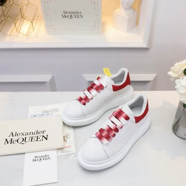 Alexander McQueen ওভারসাইজড স্নিকার সাদা লাল প্ল্যাটফর্ম সোল চামড়ার উপর লাইফস্টাইল স্নিকার 2