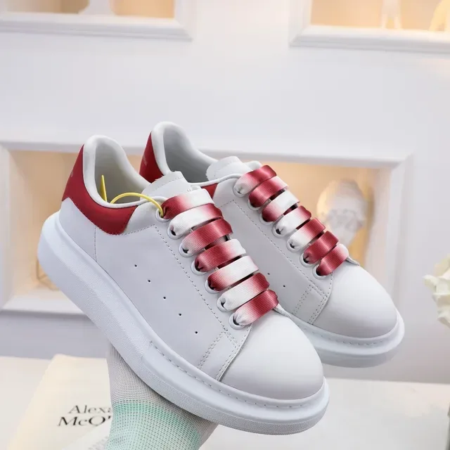 Alexander McQueen ওভারসাইজড স্নিকার সাদা লাল প্ল্যাটফর্ম সোল চামড়ার উপর লাইফস্টাইল স্নিকার 3
