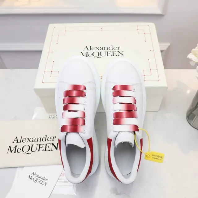 Alexander McQueen ওভারসাইজড স্নিকার সাদা লাল প্ল্যাটফর্ম সোল চামড়ার উপর লাইফস্টাইল স্নিকার 4