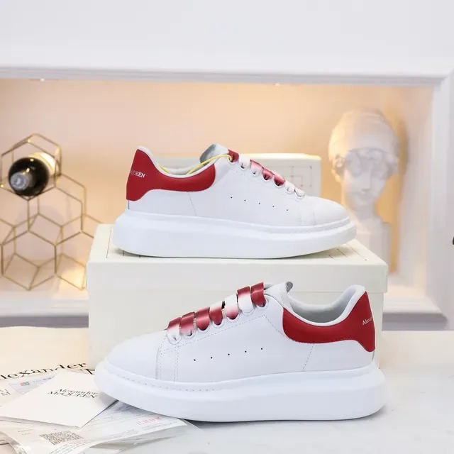 Alexander McQueen ওভারসাইজড স্নিকার সাদা লাল প্ল্যাটফর্ম সোল চামড়ার উপর লাইফস্টাইল স্নিকার 5