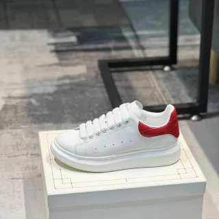 Alexander McQueen ओवरसाइज्ड स्नीकर सफेद लाल प्लेटफॉर्म सोल स्मूथ लेदर अपर लाइफस्टाइल स्नीकर