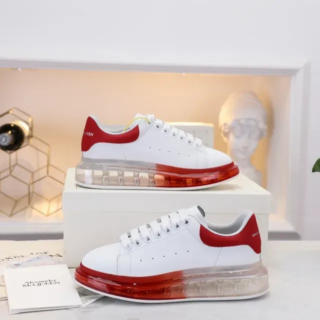 Alexander McQueen zapatillas oversized blancas rojas con suela transparente sneakers lifestyle 2