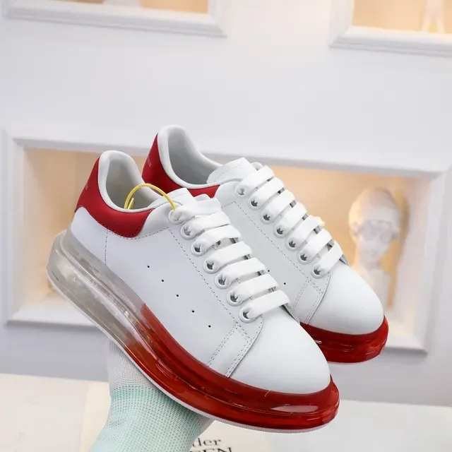 Alexander McQueen zapatillas oversized blancas rojas con suela transparente sneakers lifestyle 3