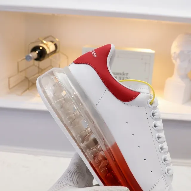 Alexander McQueen zapatillas oversized blancas rojas con suela transparente sneakers lifestyle 4