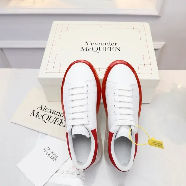 Alexander McQueen zapatillas oversized blancas rojas con suela transparente sneakers lifestyle 5