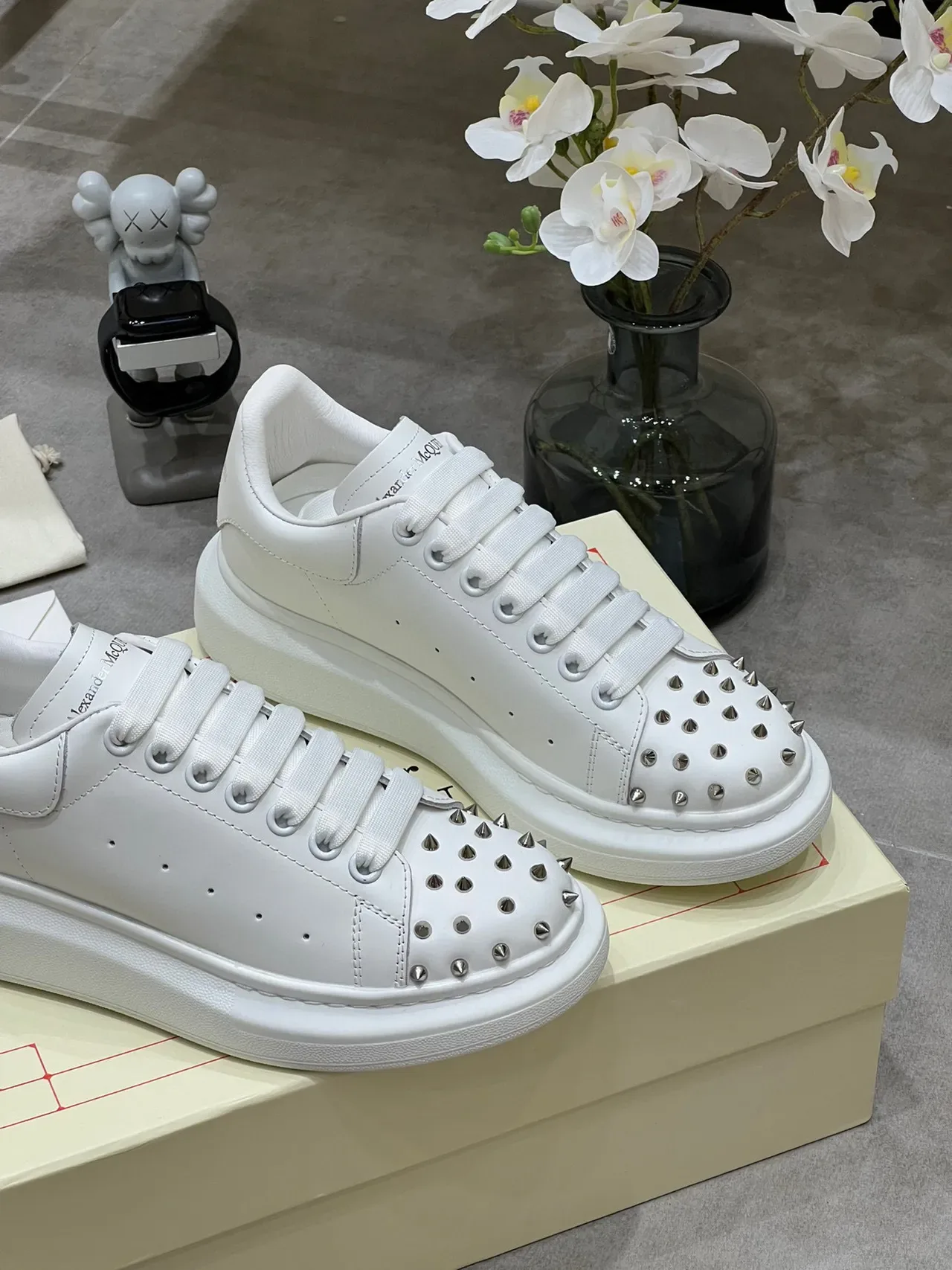 Alexander McQueen ওভারসাইজড সাদা studded toe লাইফস্টাইল স্নিকার 2