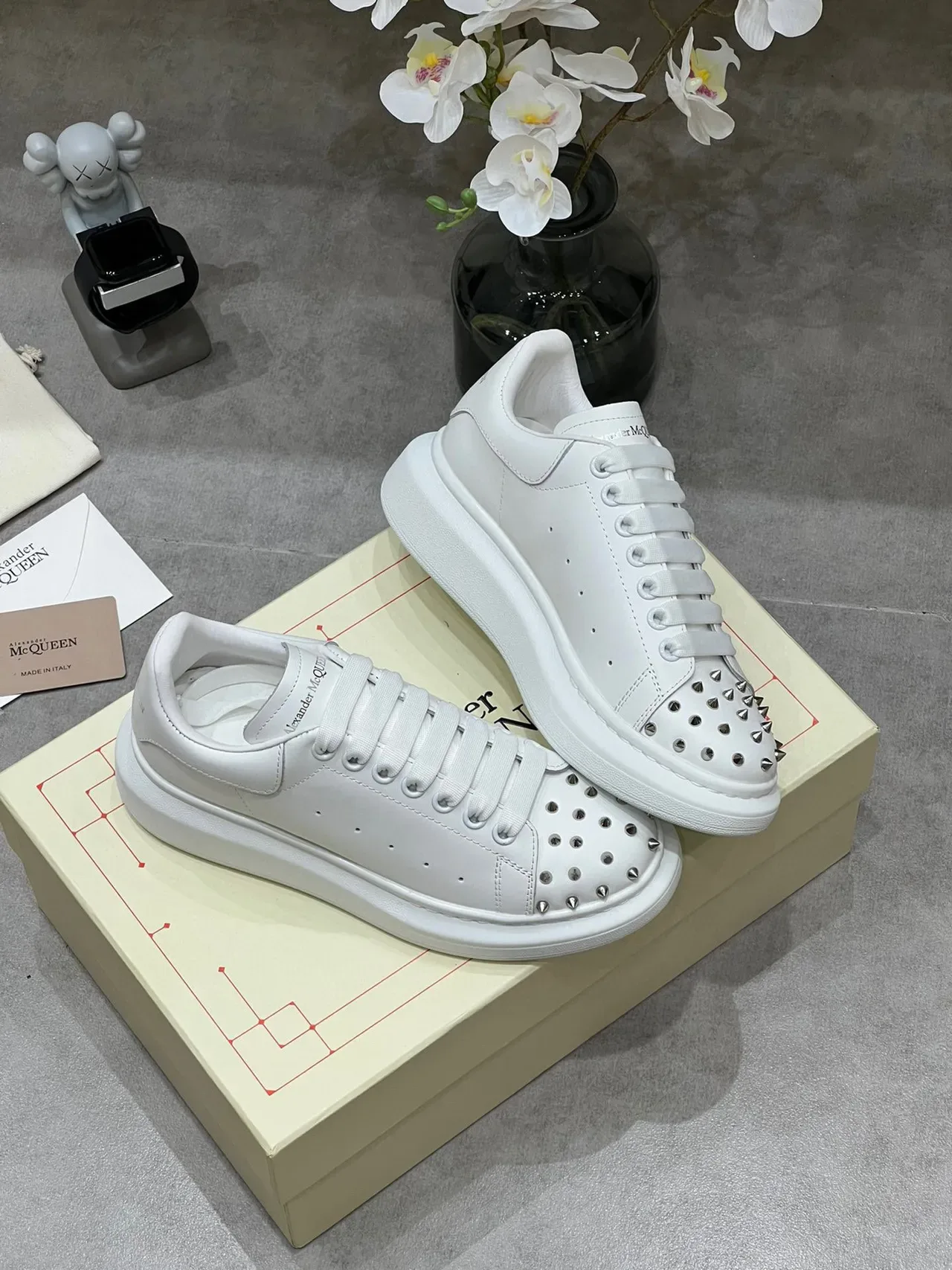Alexander McQueen ওভারসাইজড সাদা studded toe লাইফস্টাইল স্নিকার 3
