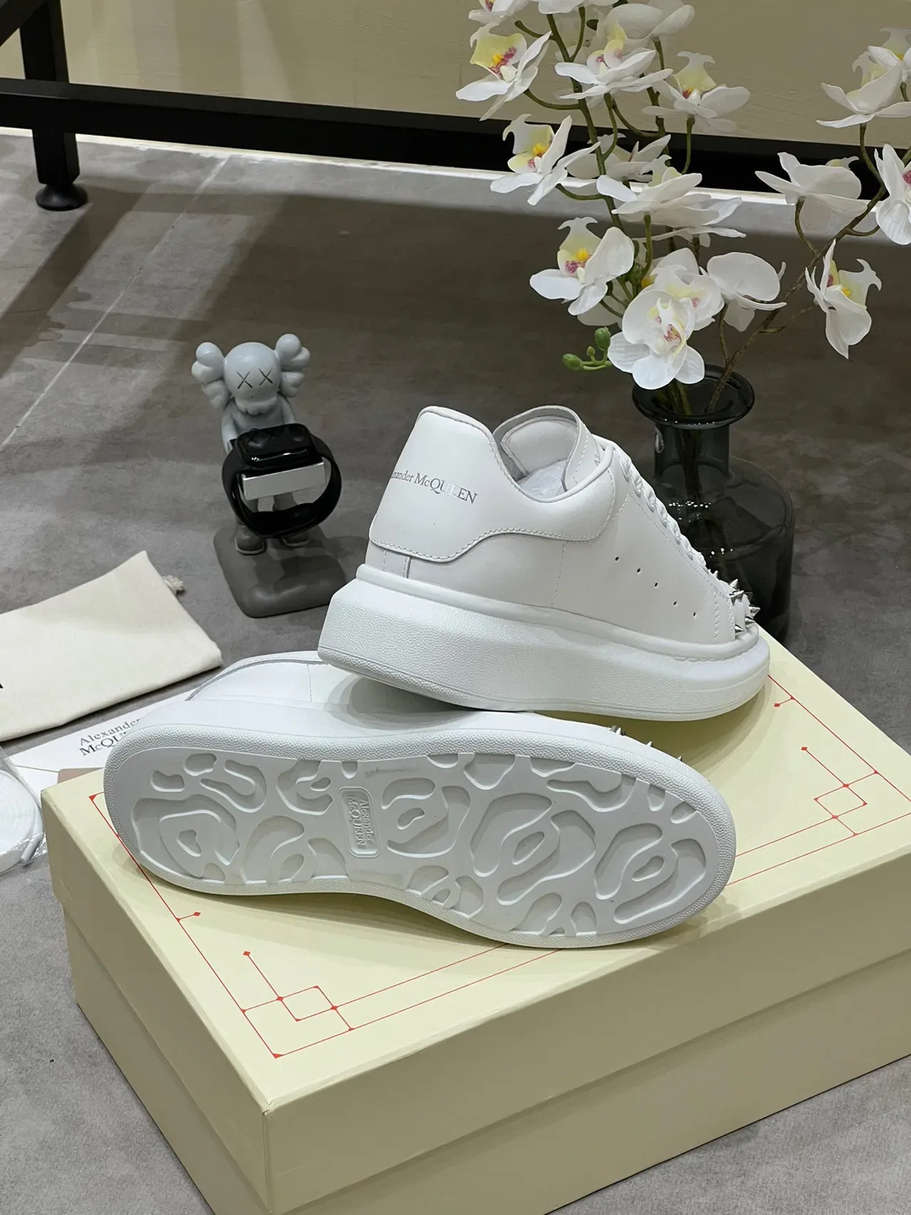 Alexander McQueen ওভারসাইজড সাদা studded toe লাইফস্টাইল স্নিকার 4