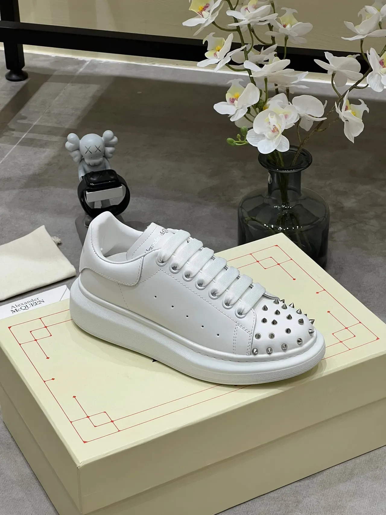 Alexander McQueen ওভারসাইজড সাদা studded toe লাইফস্টাইল স্নিকার 5