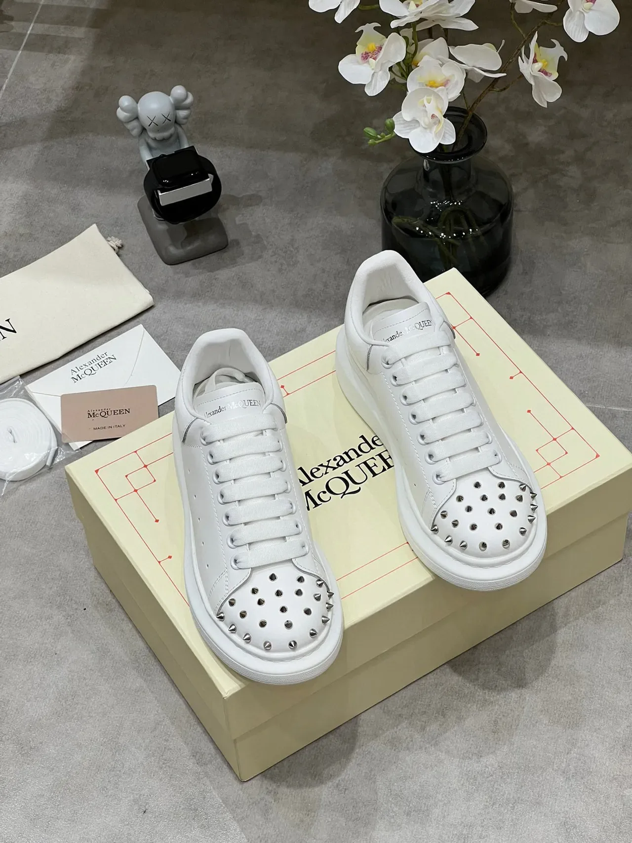 Alexander McQueen ওভারসাইজড সাদা studded toe লাইফস্টাইল স্নিকার 6