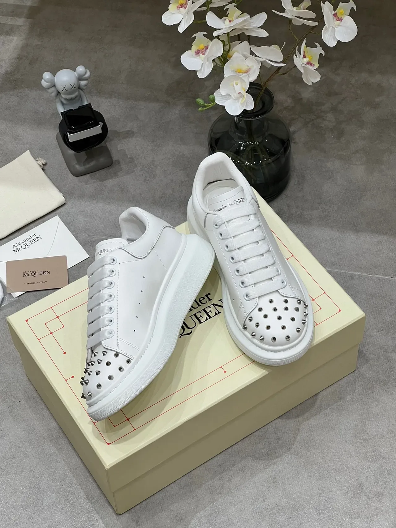 Alexander McQueen ওভারসাইজড সাদা studded toe লাইফস্টাইল স্নিকার 7