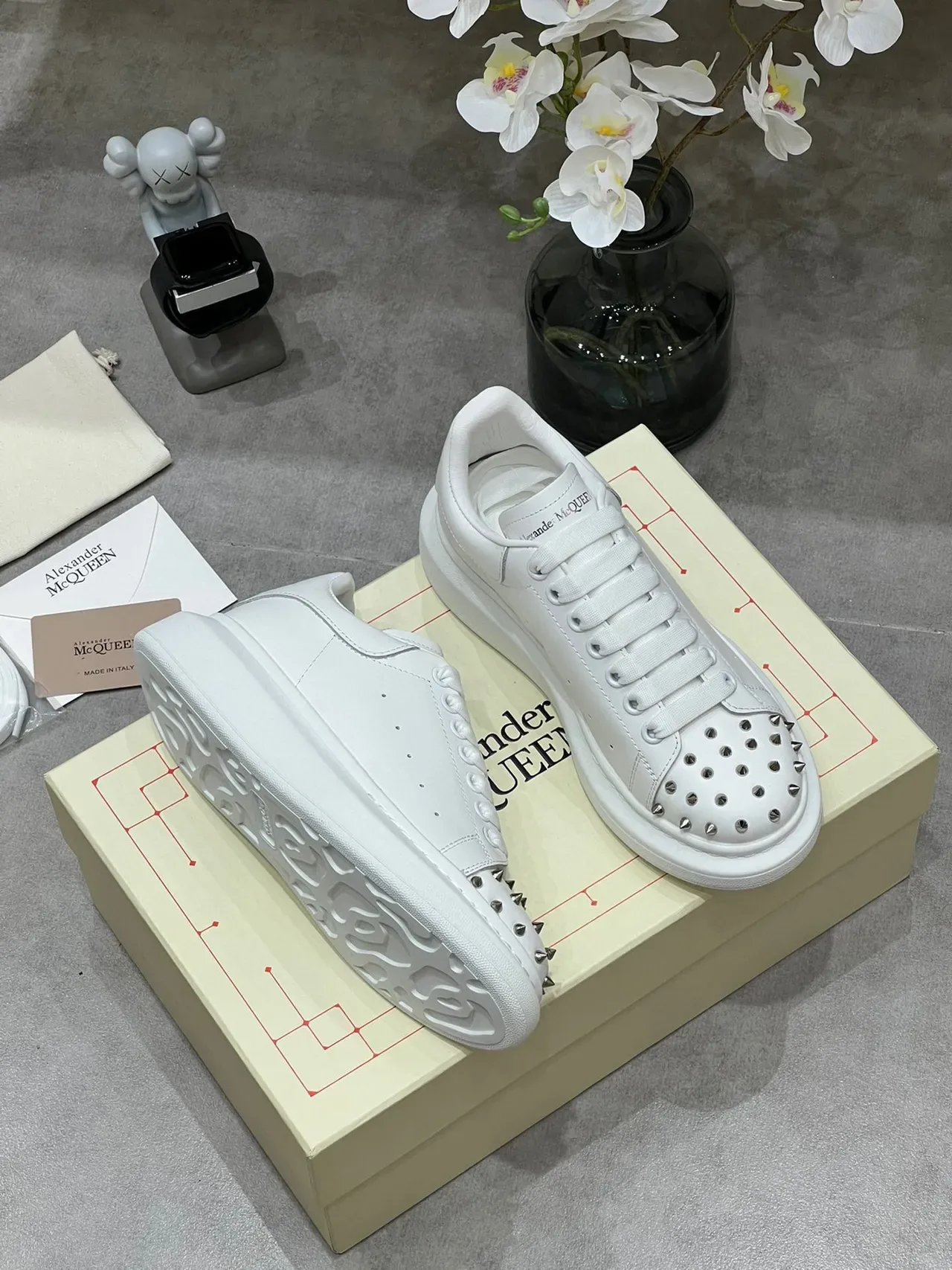 Alexander McQueen ওভারসাইজড সাদা studded toe লাইফস্টাইল স্নিকার 8