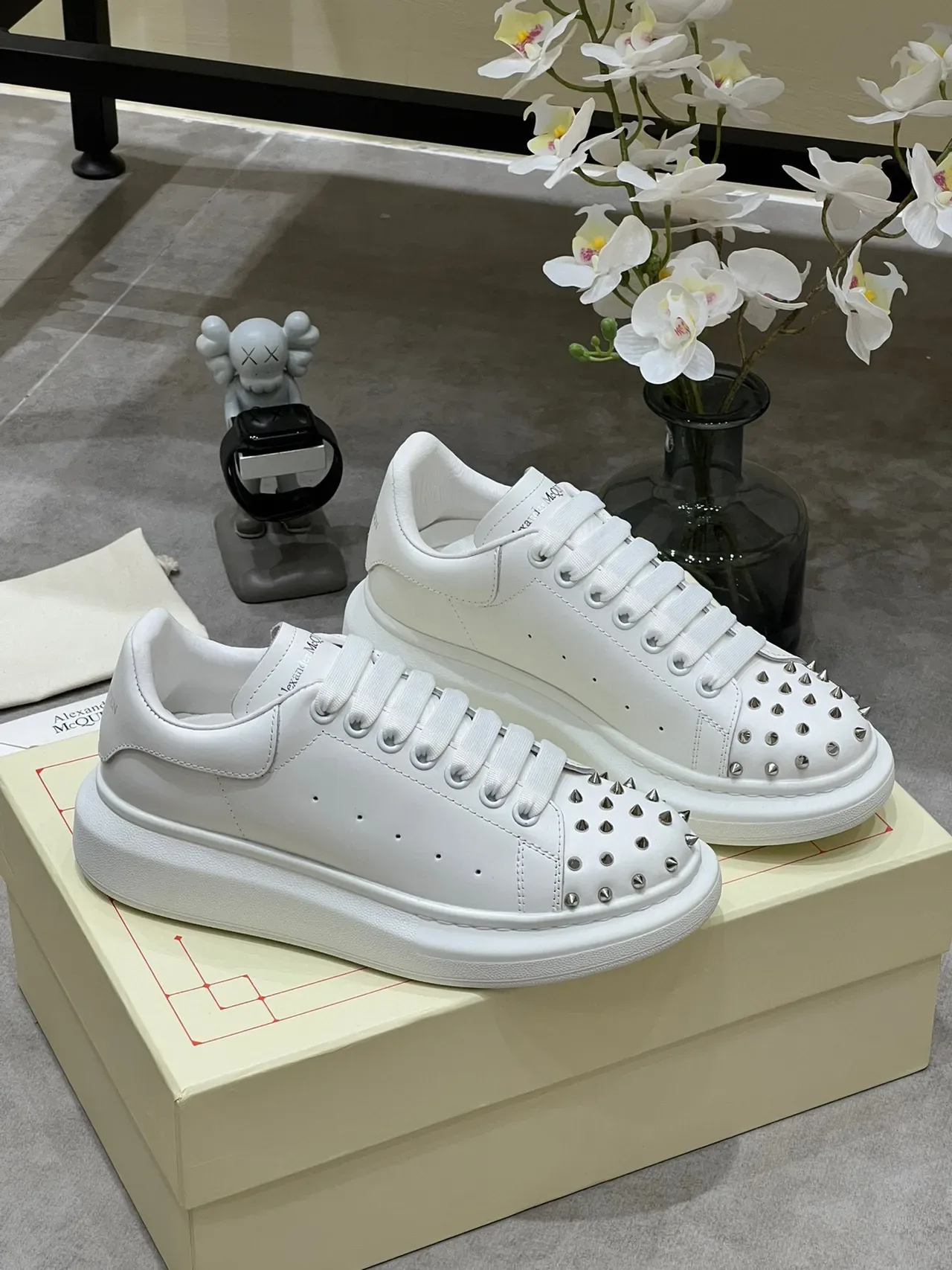 Alexander McQueen ওভারসাইজড সাদা studded toe লাইফস্টাইল স্নিকার 9