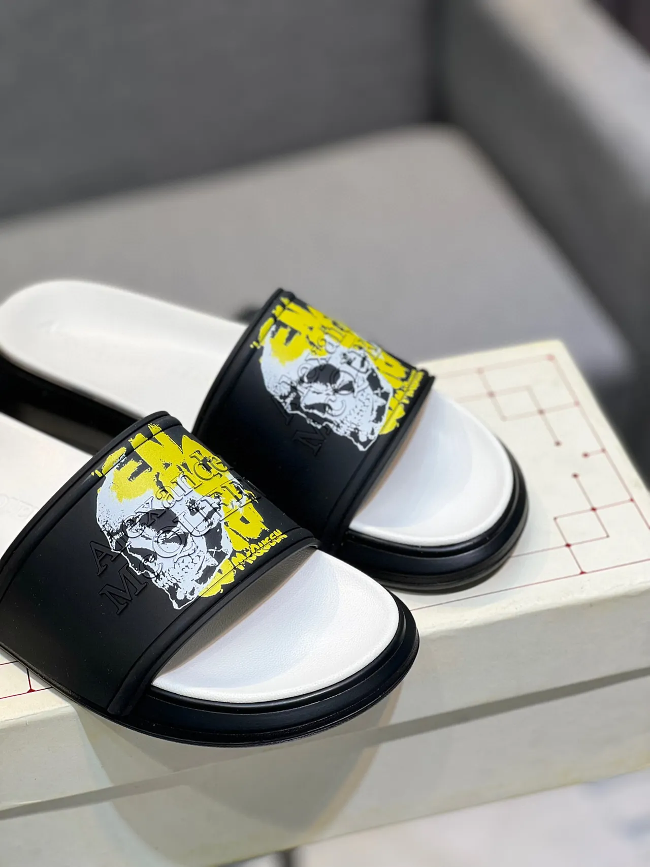Alexander McQueen Skull Graphic Slide Slipper 9