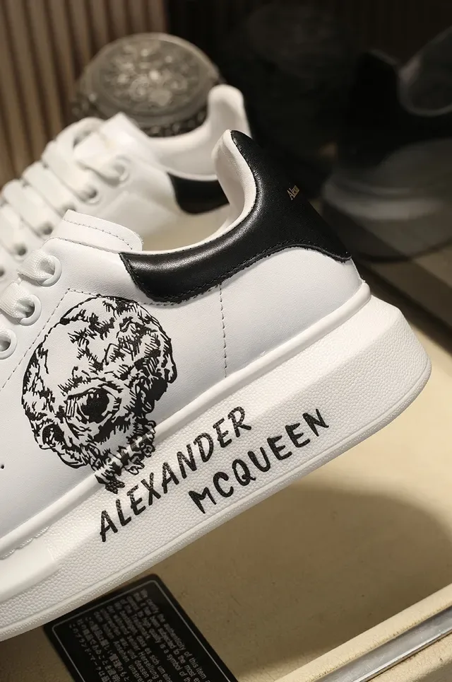 Alexander McQueen Tênis Lifestyle Branco Multicolor Low-Top com Gráficos Embellished 3