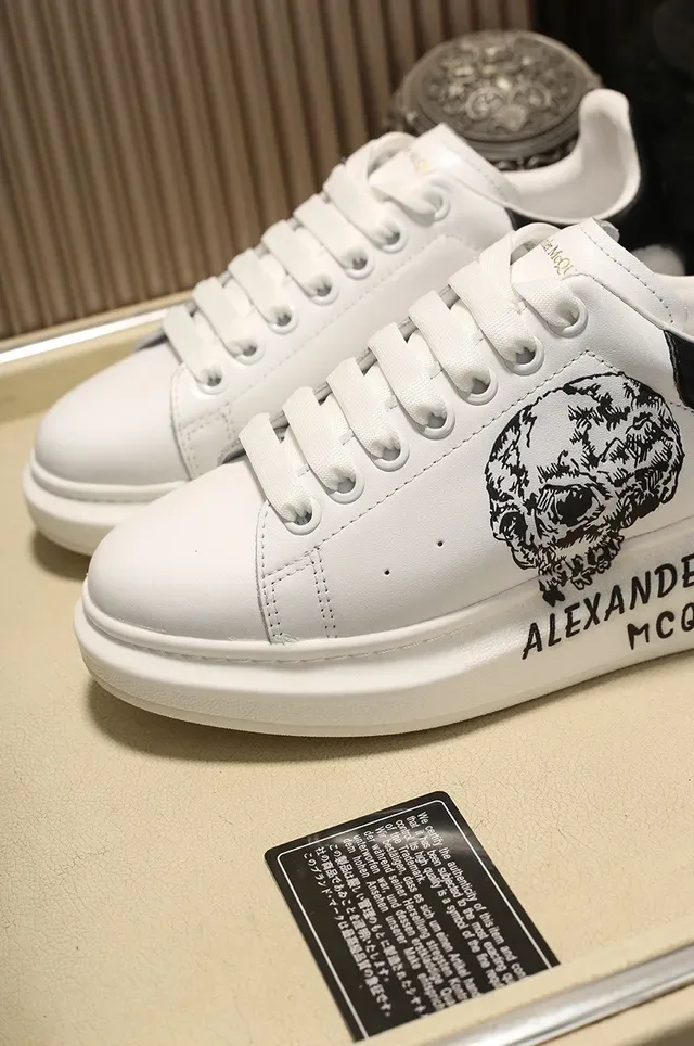 Alexander McQueen Tênis Lifestyle Branco Multicolor Low-Top com Gráficos Embellished 4