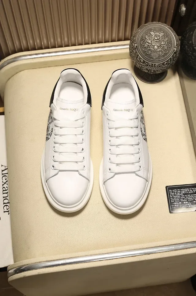 Alexander McQueen Tênis Lifestyle Branco Multicolor Low-Top com Gráficos Embellished 7