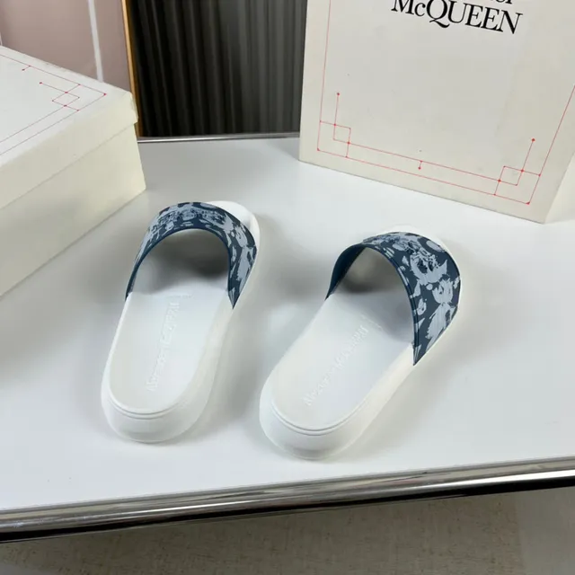Alexander McQueen White Navy Printed Strap Embossed Logo Slippers 6