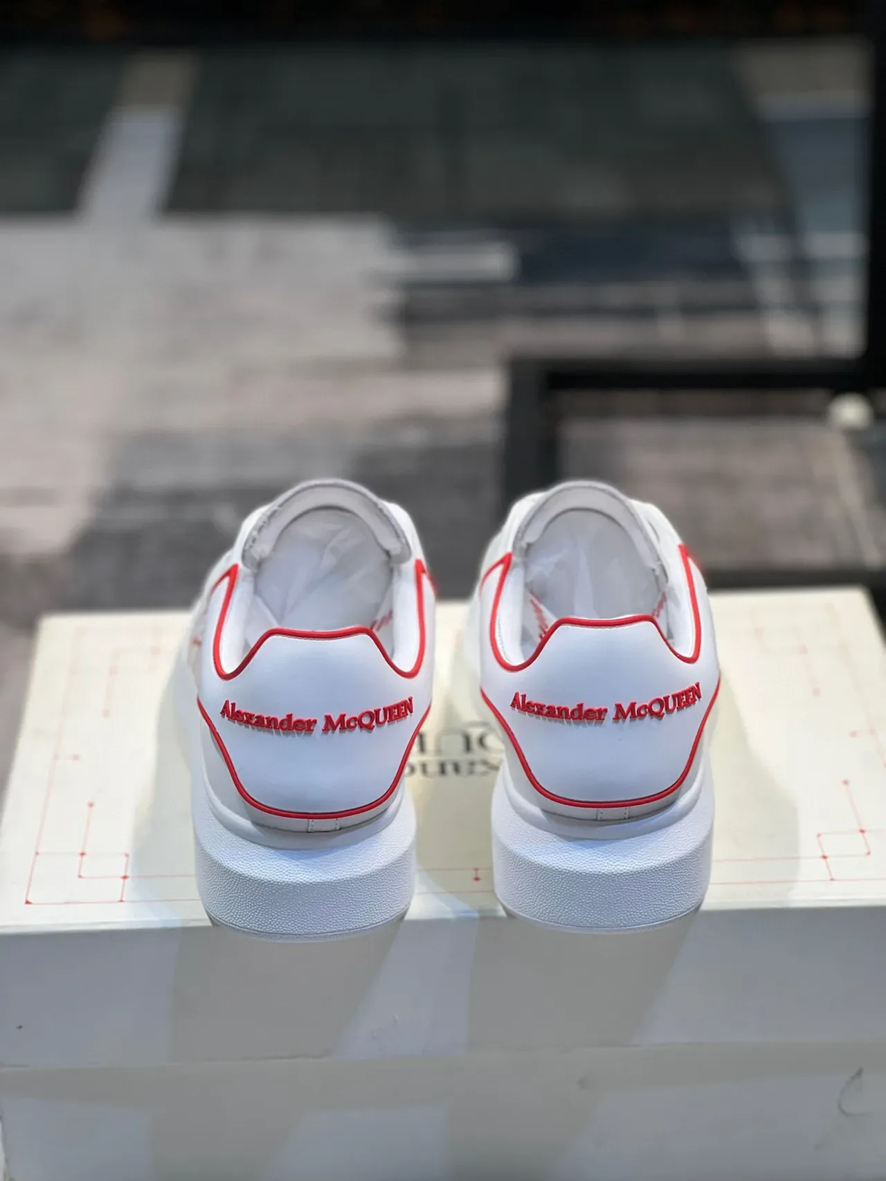 Sneakers Lifestyle Alexander McQueen Blancs Rojos Soles Plateformes Oversized Cuir Perforé 2