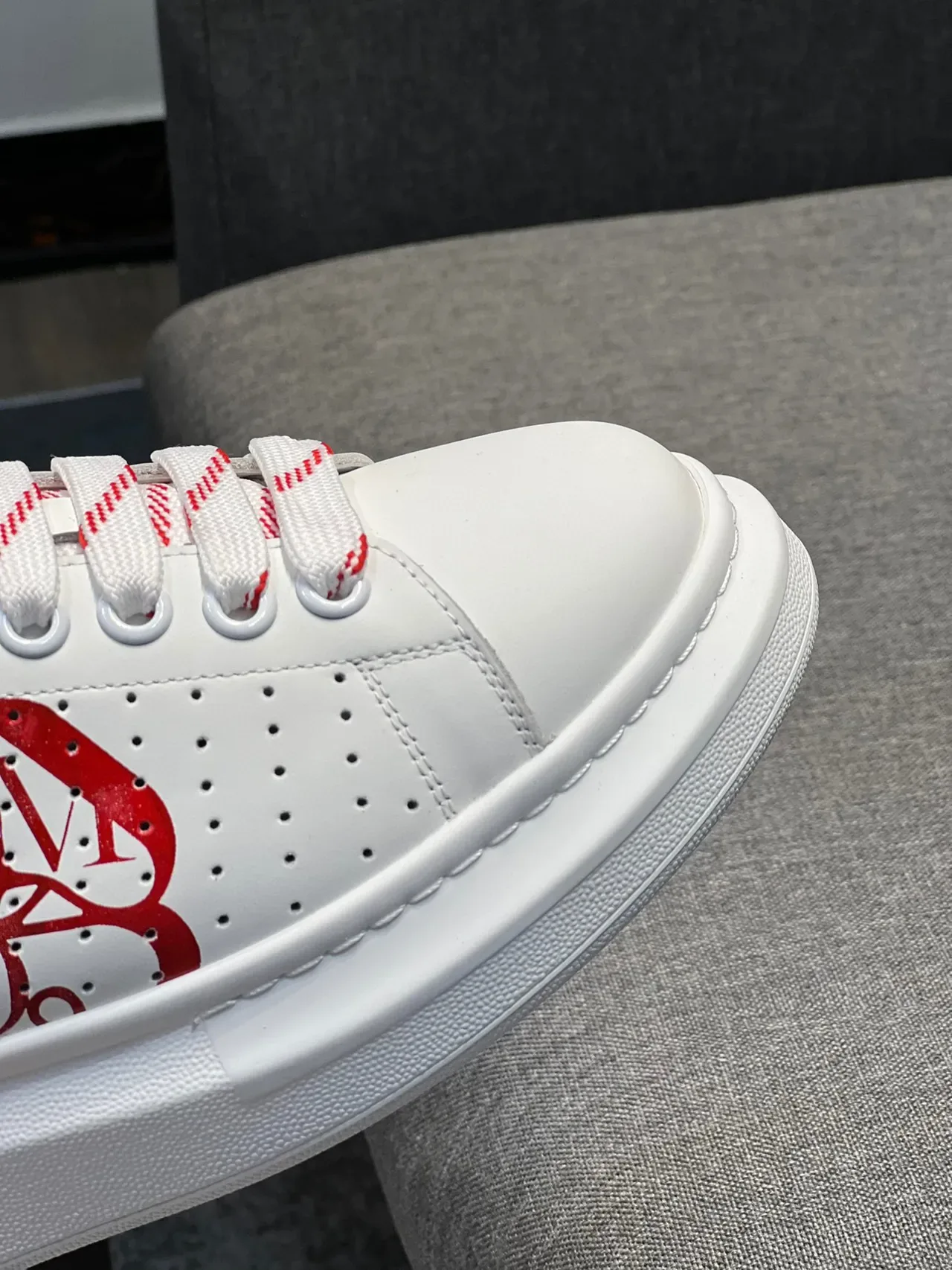 Sneakers Lifestyle Alexander McQueen Blancs Rojos Soles Plateformes Oversized Cuir Perforé 3