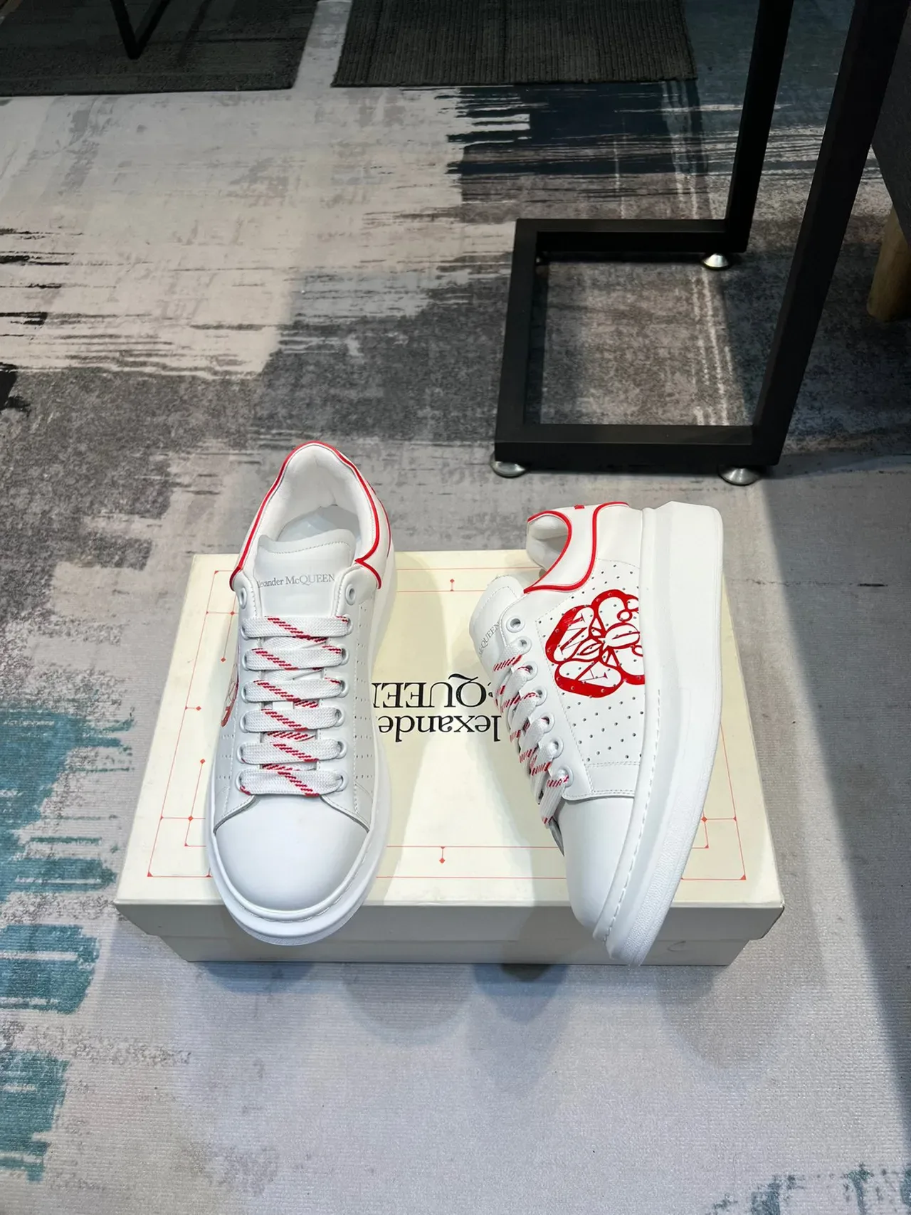 Sneakers Lifestyle Alexander McQueen Blancs Rojos Soles Plateformes Oversized Cuir Perforé 4
