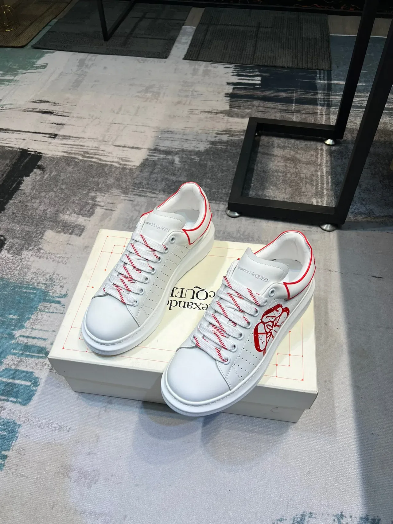 Sneakers Lifestyle Alexander McQueen Blancs Rojos Soles Plateformes Oversized Cuir Perforé 5