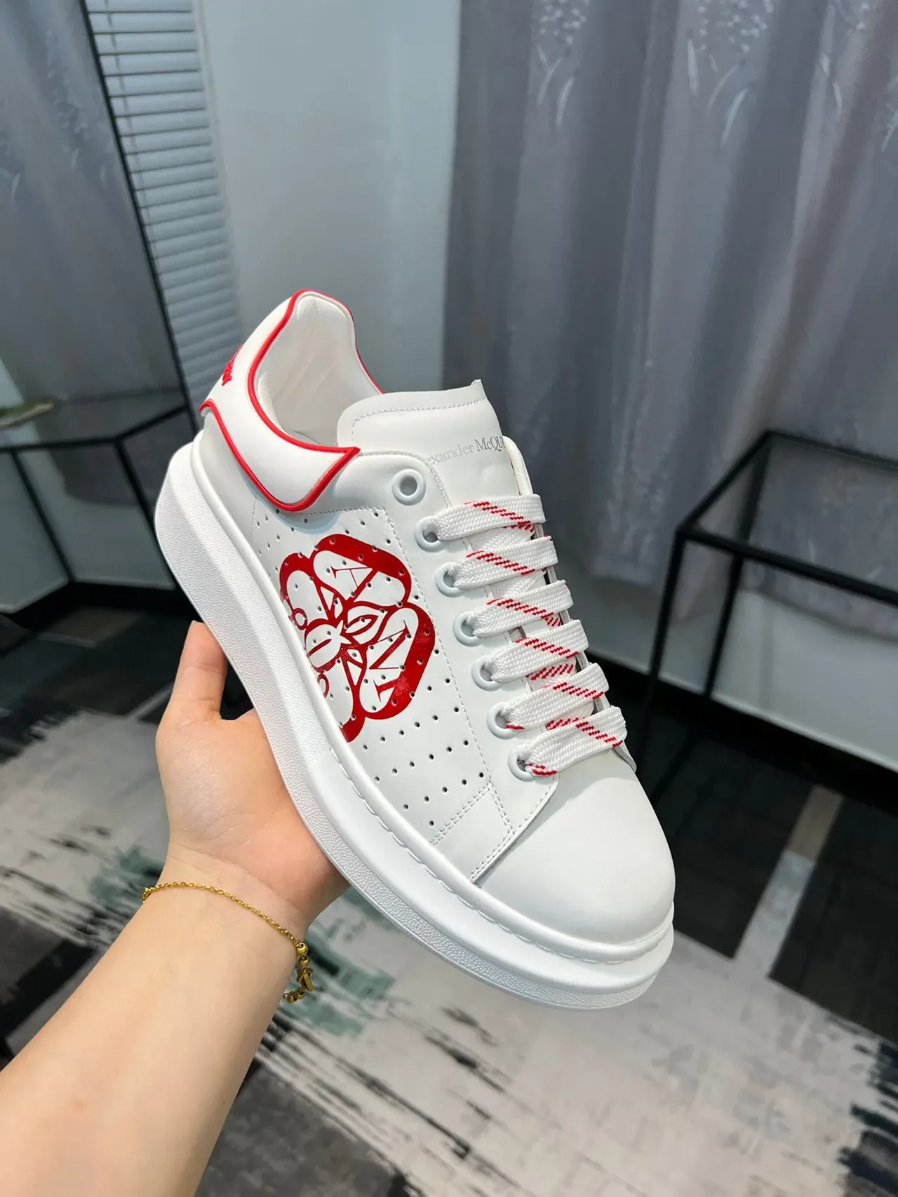 Sneakers Lifestyle Alexander McQueen Blancs Rojos Soles Plateformes Oversized Cuir Perforé 6