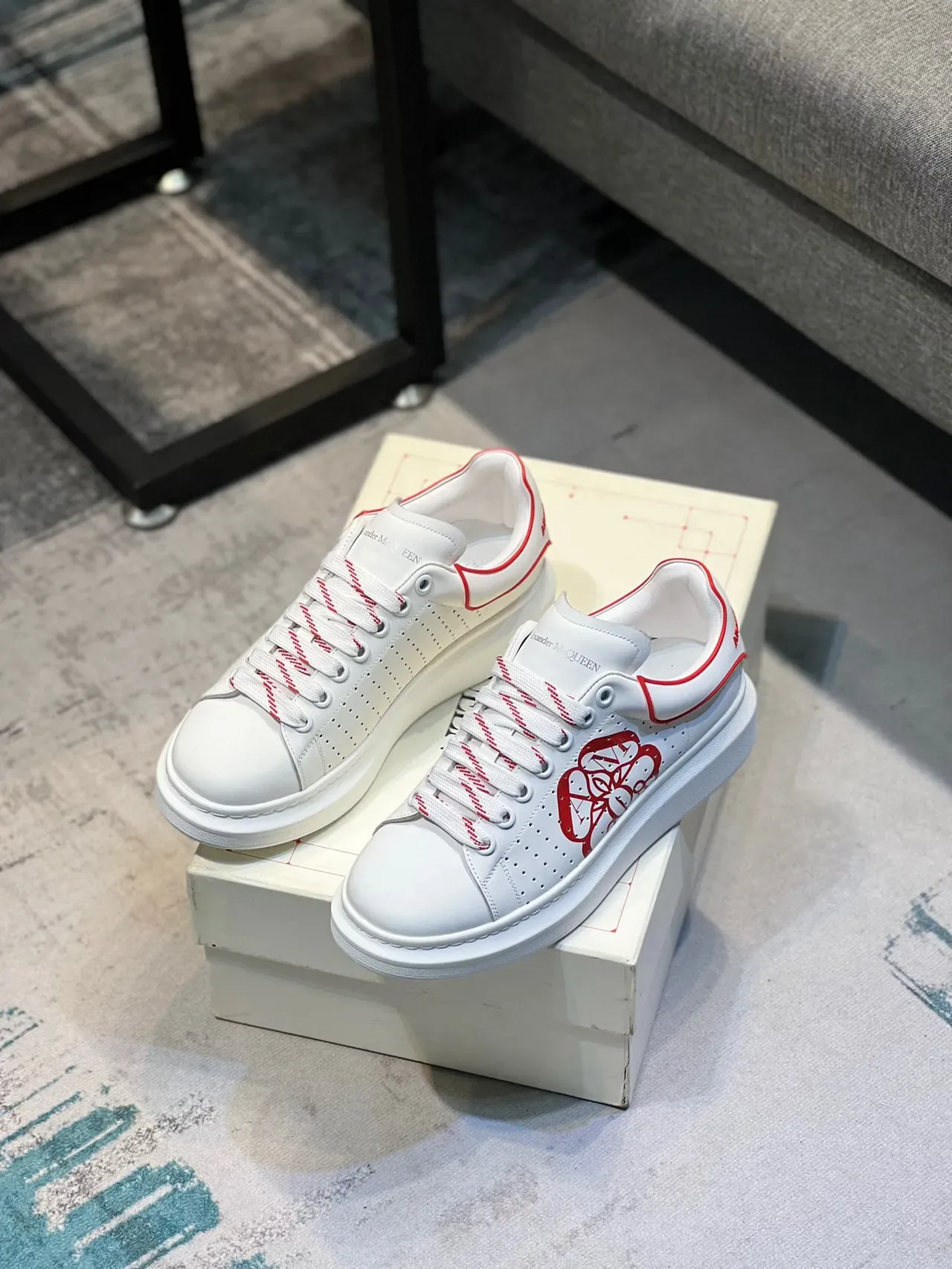 Sneakers Lifestyle Alexander McQueen Blancs Rojos Soles Plateformes Oversized Cuir Perforé 7