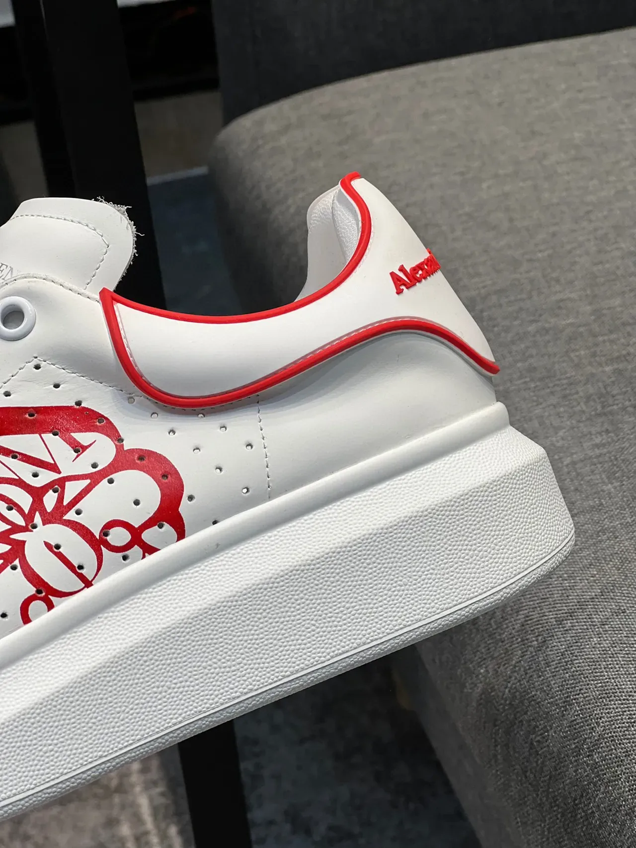 Sneakers Lifestyle Alexander McQueen Blancs Rojos Soles Plateformes Oversized Cuir Perforé 8