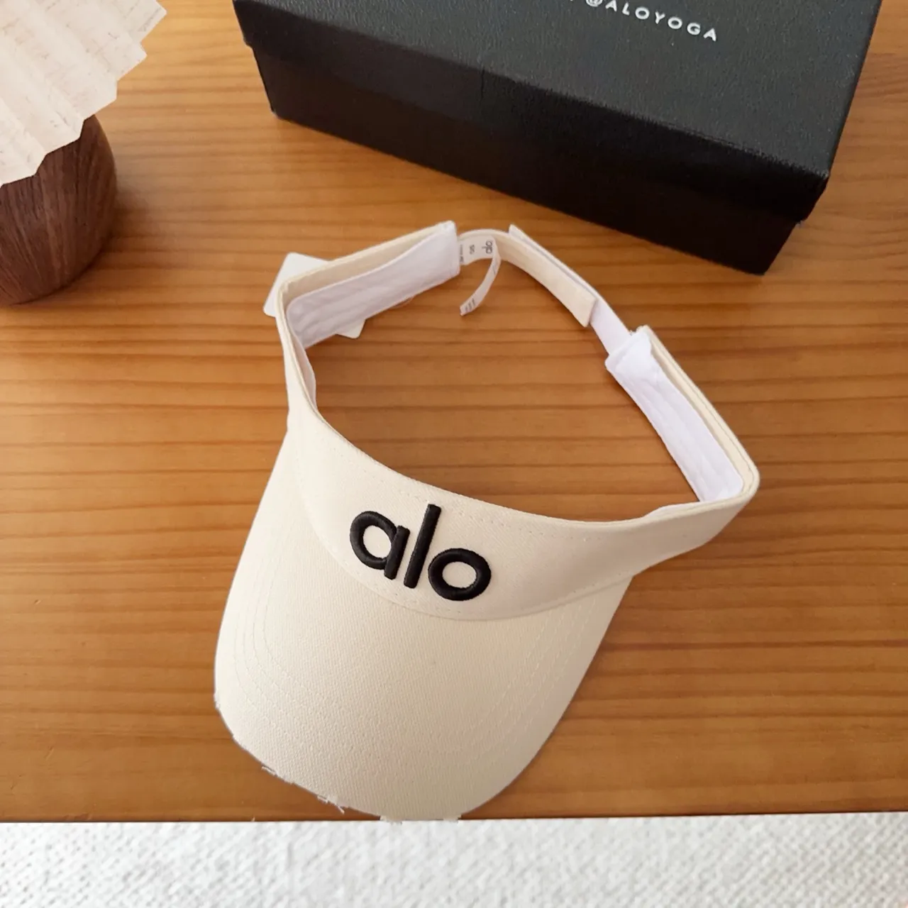 Casquette de baseball Alo beige et noir avec logo brodé minimaliste 3