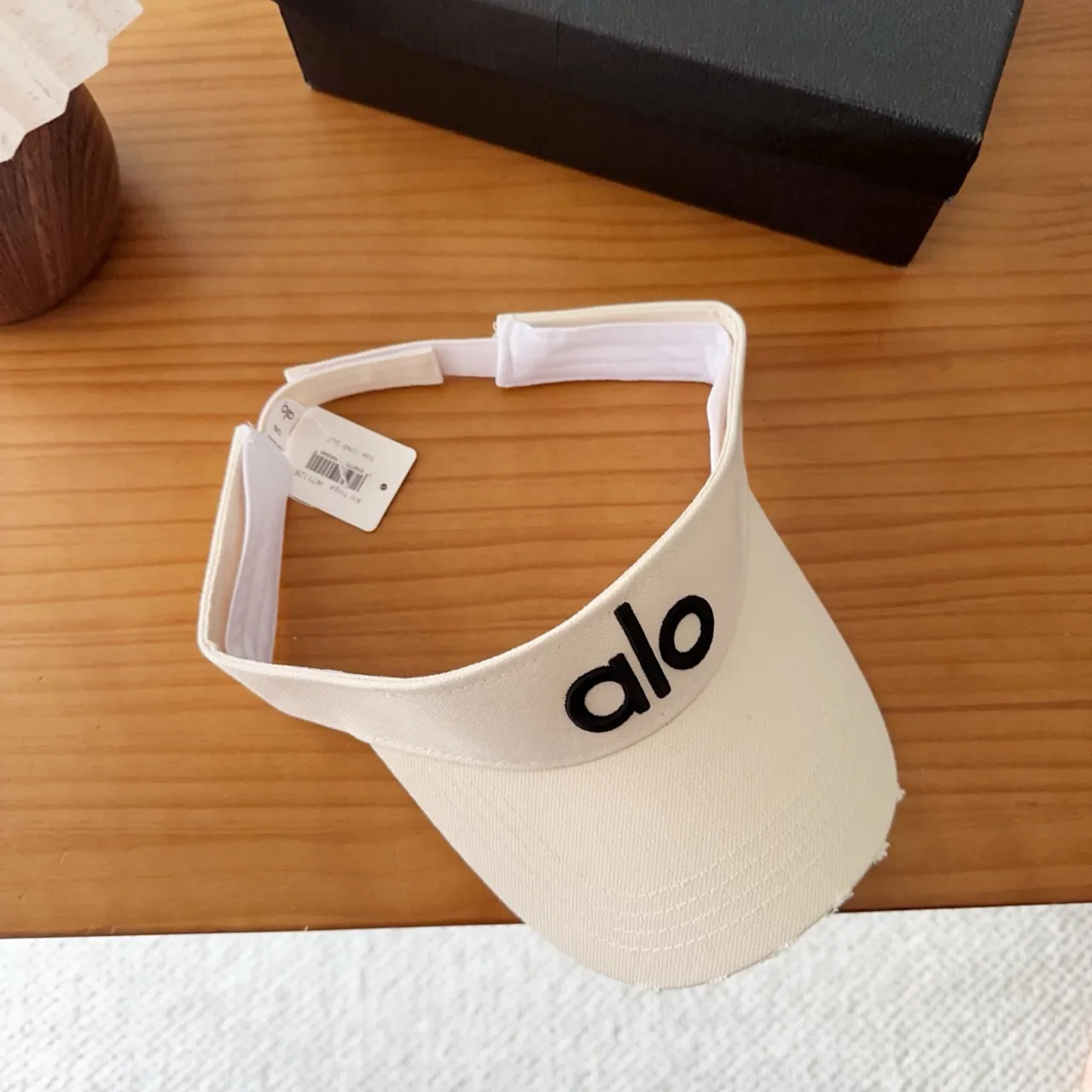 Casquette de baseball Alo beige et noir avec logo brodé minimaliste 5