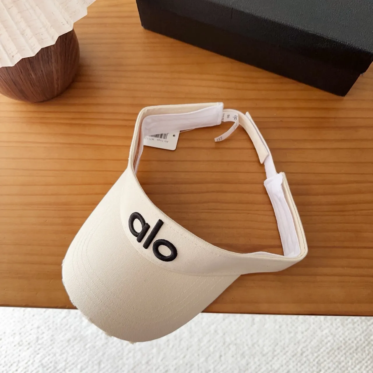 Casquette de baseball Alo beige et noir avec logo brodé minimaliste 7