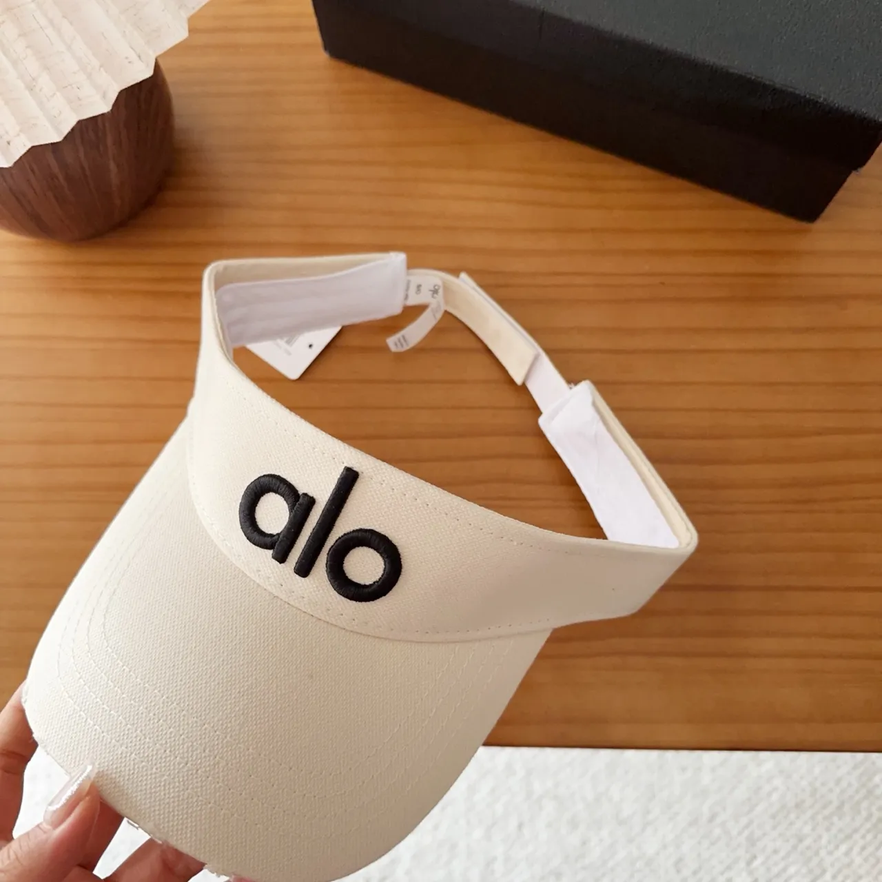 Casquette de baseball Alo beige et noir avec logo brodé minimaliste 8