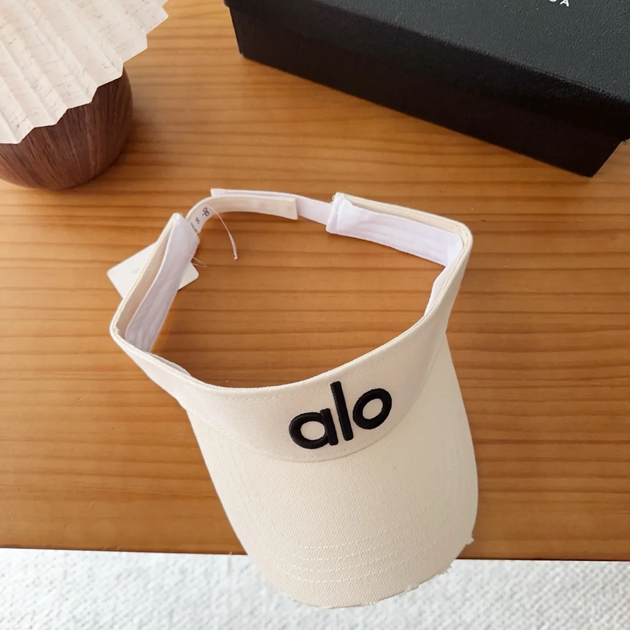 Casquette de baseball Alo beige et noir avec logo brodé minimaliste 9