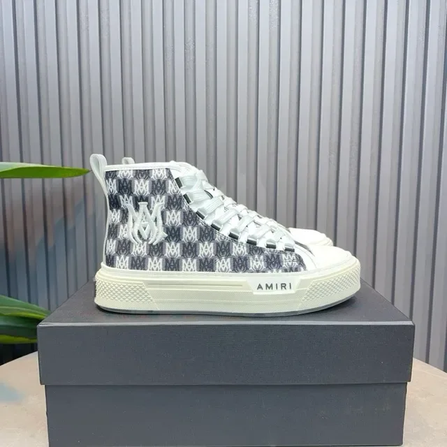 Amiri Skel Top High Monogram bleu marine et blanc sneakers lifestyle 2