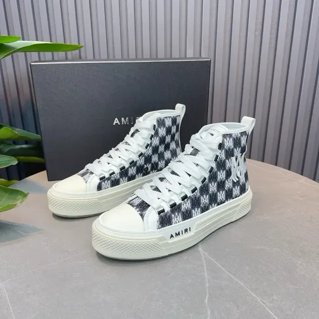 Amiri Skel Top High Monogram bleu marine et blanc sneakers lifestyle 3