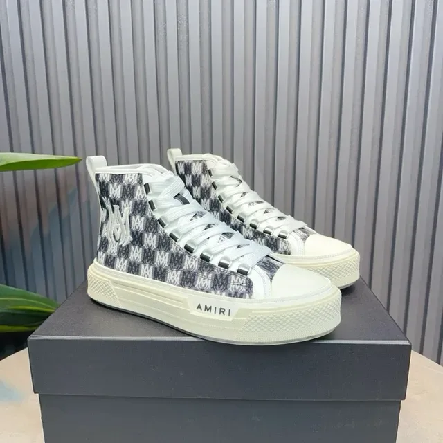 Amiri Skel Top High Monogram bleu marine et blanc sneakers lifestyle 4