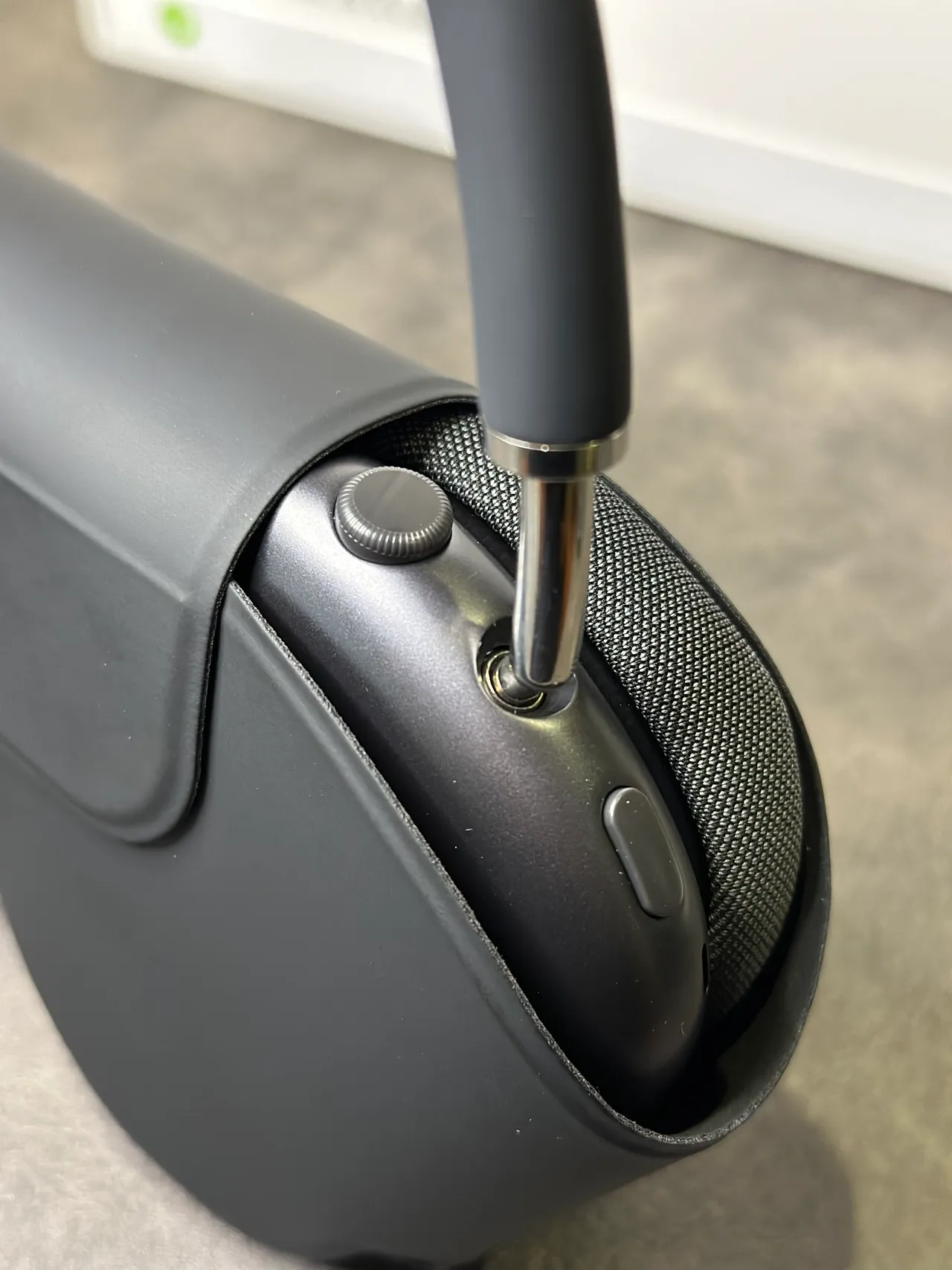 Apple AirPods Max Dark Gray Over-Ear Headphones 15