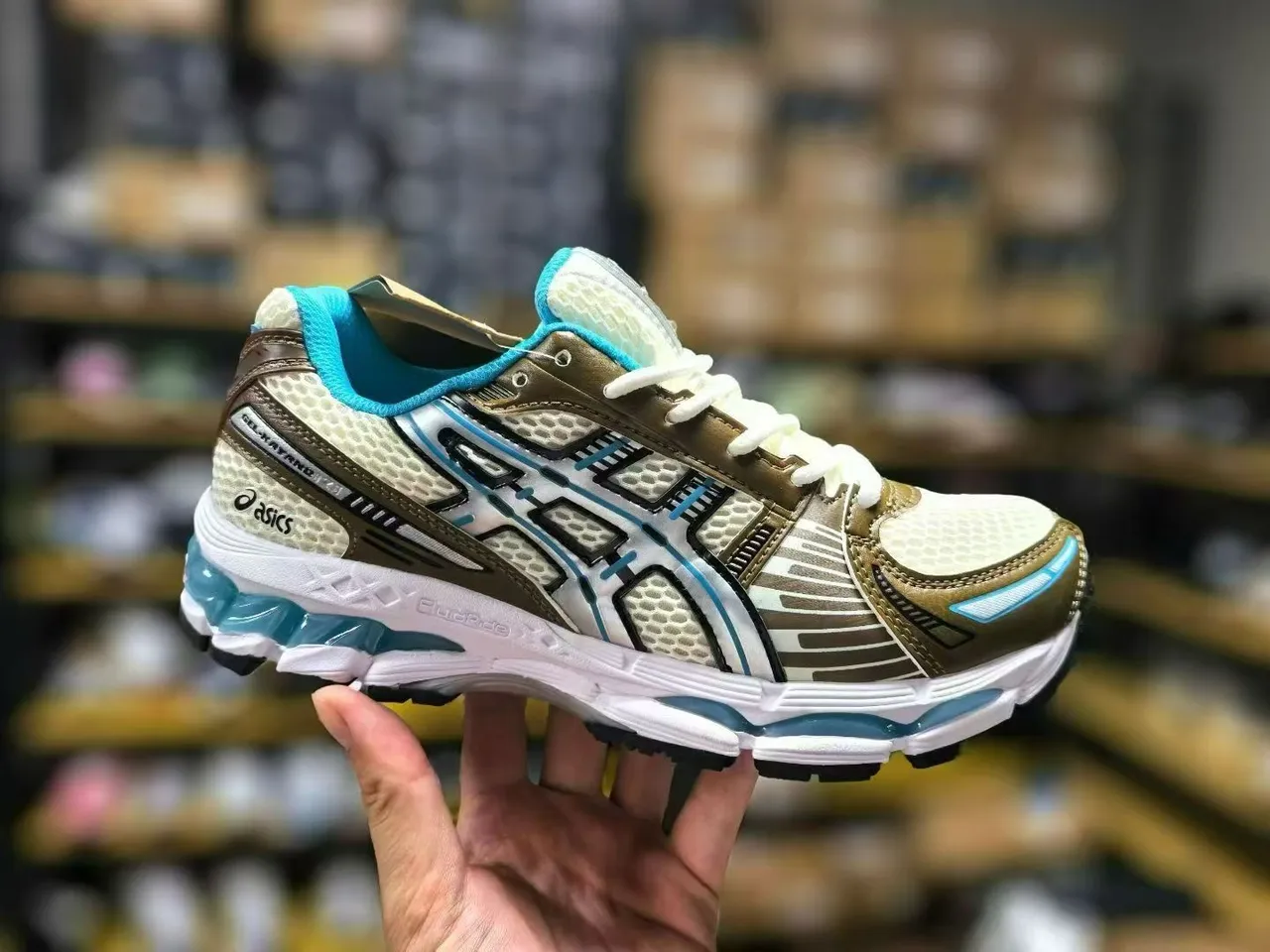 ASICS Gel-Kayano Or Blanc Maille Et Construction De Recouvrement Synthétique Accents Métalliques Chaussures De Running 2