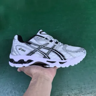 ASICS White Black Mesh Upper Tiger Stripe Running Shoes