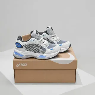 ASICS सफेद नीली मिडसोल मेश और सिंथेटिक ओवरले चंकी स्नीकर्स