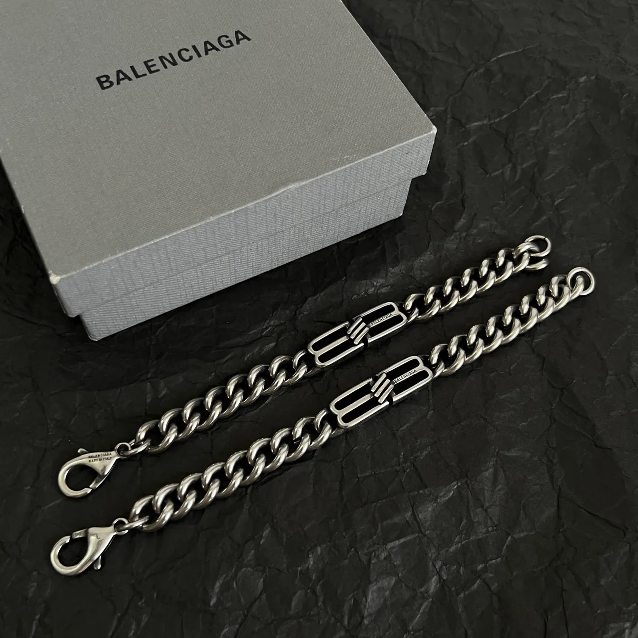 Balenciaga BB pulido tono plateado pulsera de cadena gruesa 4