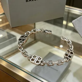 Balenciaga BB Chain pulsera de tono plateado con logo