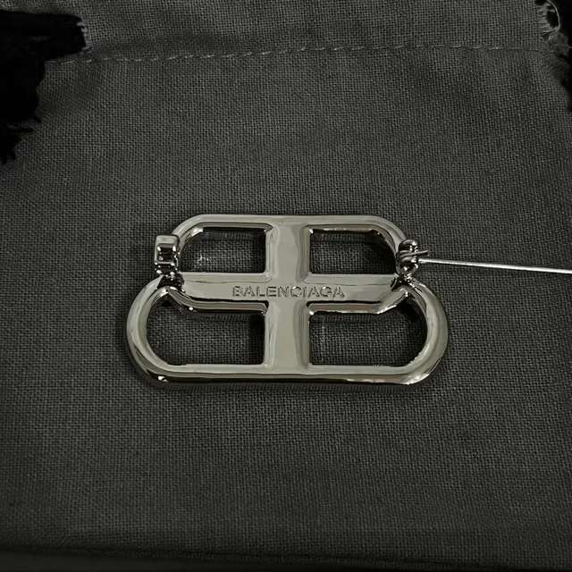 Balenciaga BB perle argent blanc broche interlocking logo 2