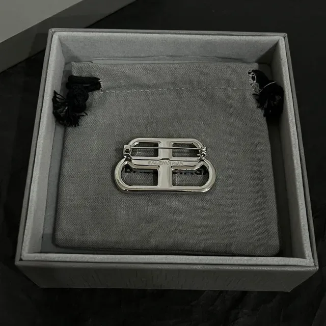 Balenciaga BB perle argent blanc broche interlocking logo 3