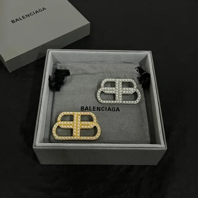 Balenciaga BB perle argent blanc broche interlocking logo 5