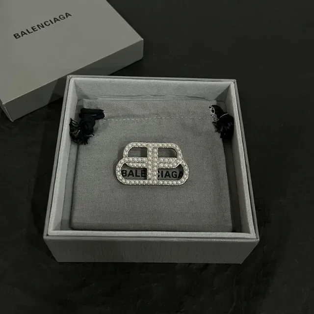 Balenciaga BB perle argent blanc broche interlocking logo 6